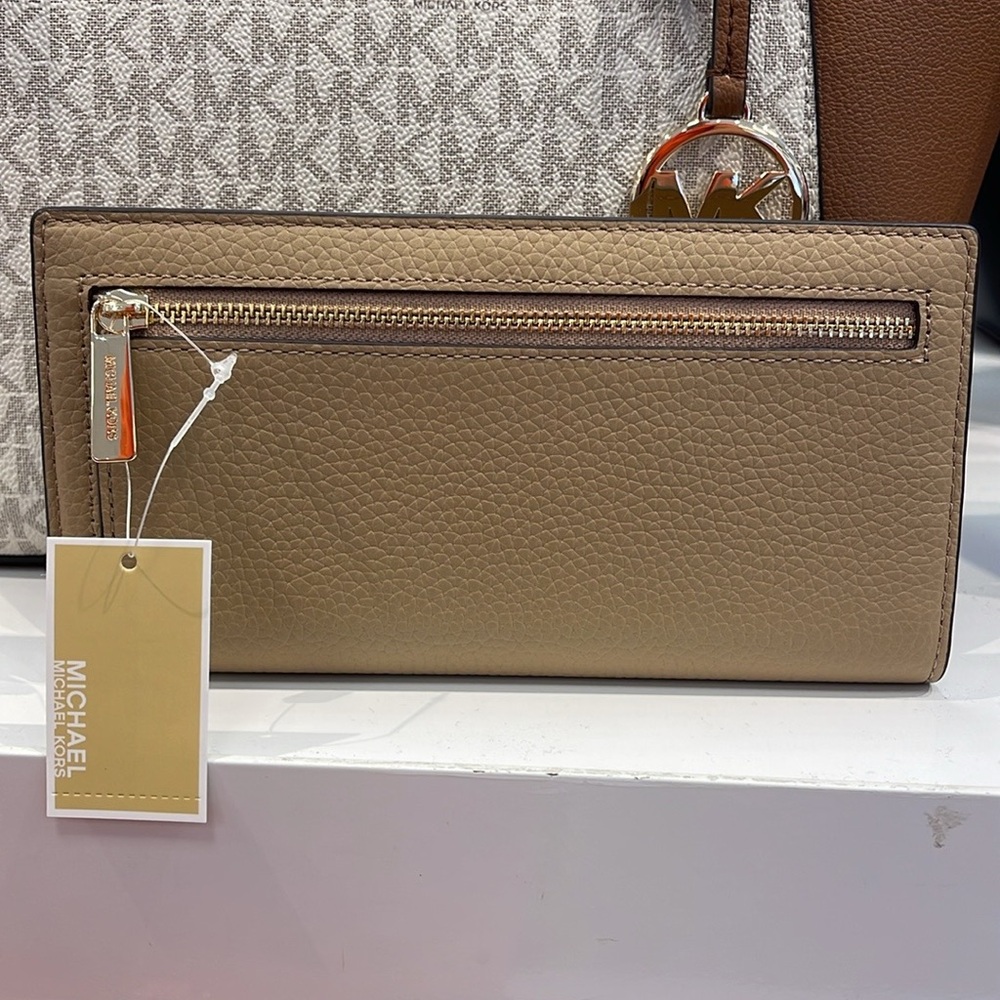 Michael Kors Reed Large Bifold Pebbled Leather Snap Wallet Card Case 
Camel 
NWT - Picture 11 of 16